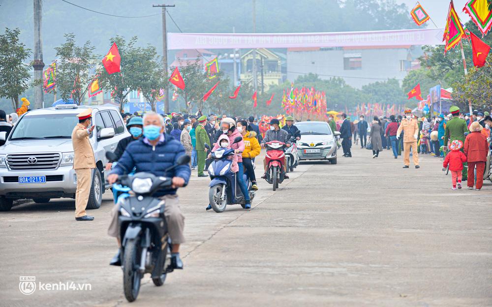 Trong sáng nay, rất đông người dân địa phương và du khách đổ về xã Tiên Sơn để tham dự lễ hội, an ninh được thắt chặt xuyên suốt thời gian diễn ra.