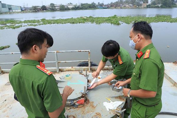 Công an niêm phong các tàu chở xăng trong đường dây do Hữu cầm đầu.