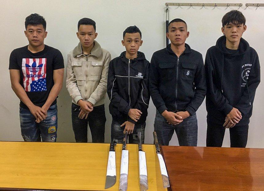 vu nam thanh nien bi truy duoi roi tu buc tuong cao 5m nghi pham khai gi Lê Khắc Kỳ Dương (ngoài cùng bên trái) cùng đồng bọn tại cơ quan điều tra. Ảnh: Zing.