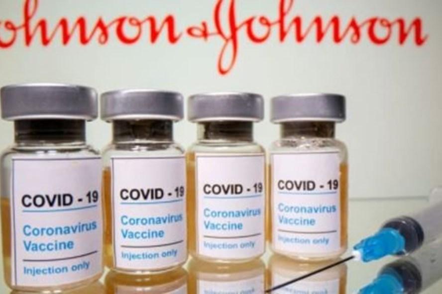 Johnson & Johnson tạm dừng sản xuất vaccine tại nhà máy quan trọng của hãng. Ảnh: AFP