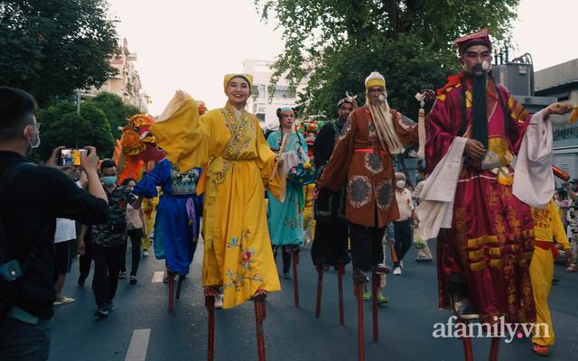 Hàng nghìn người dân chen chân xem diễu hành đường phố mừng Tết Nguyên tiêu, lâu lắm rồi TP.HCM mới vui đến thế! - Ảnh 2.