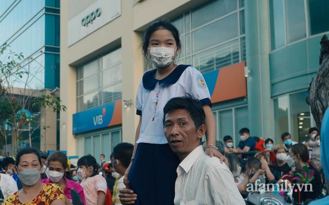 Hàng nghìn người dân chen chân xem diễu hành đường phố mừng Tết Nguyên tiêu, lâu lắm rồi TP.HCM mới vui đến thế! - Ảnh 7.