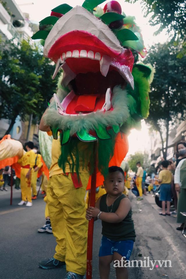 Hàng nghìn người dân chen chân xem diễu hành đường phố mừng Tết Nguyên tiêu, lâu lắm rồi TP.HCM mới vui đến thế! - Ảnh 6.