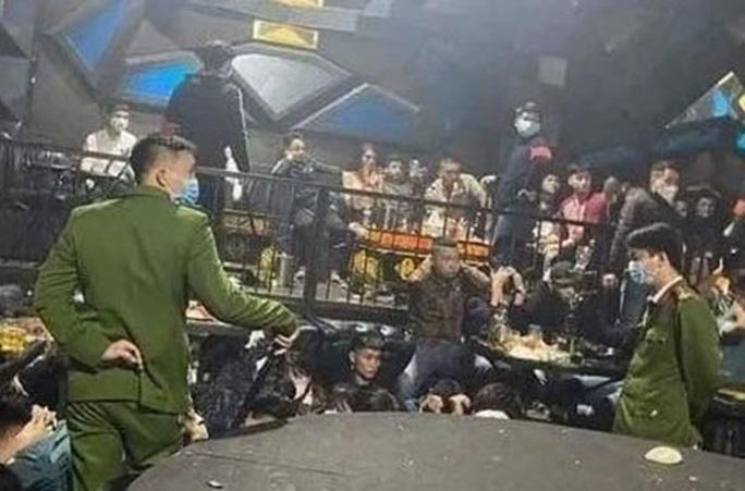 Đột kích quán bar, phát hiện 115 dân chơi dương tính ma tuý, 14 người mắc Covid-19 - Ảnh 2. Đột kích quán bar, phát hiện 115 dân chơi dương tính ma tuý, 14 người mắc Covid-19 - Ảnh 2.