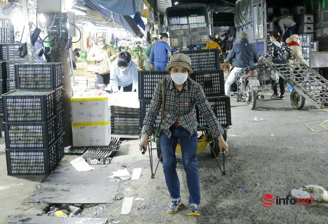 Hà Nội: Bê đá cây lạnh buốt, vầy nước đỏ tay trong chợ cá mưu sinh ngày giá rét - Ảnh 19.