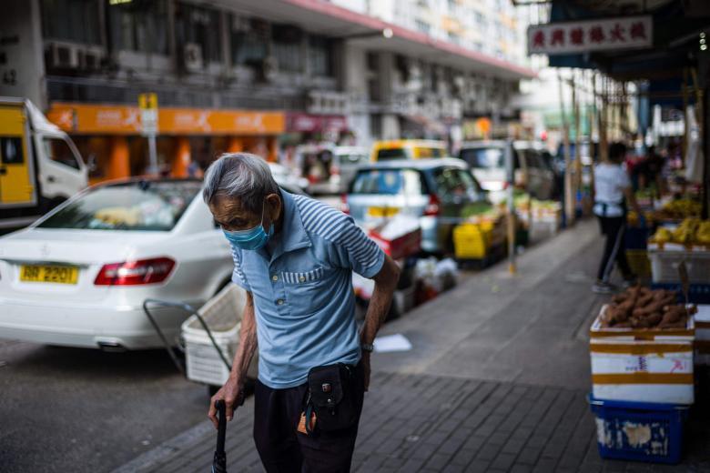 Nhiều người già tại Hong Kong không tiêm chủng vì không có hướng dẫn rõ ràng từ bác sĩ. Ảnh: AFP.