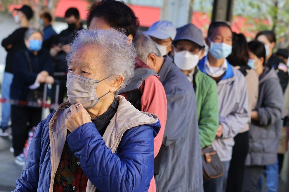 Những người già xếp hàng tại trung tâm xét nghiệm Covid-19 ở Hong Kong. Ảnh: Dickson Lee.