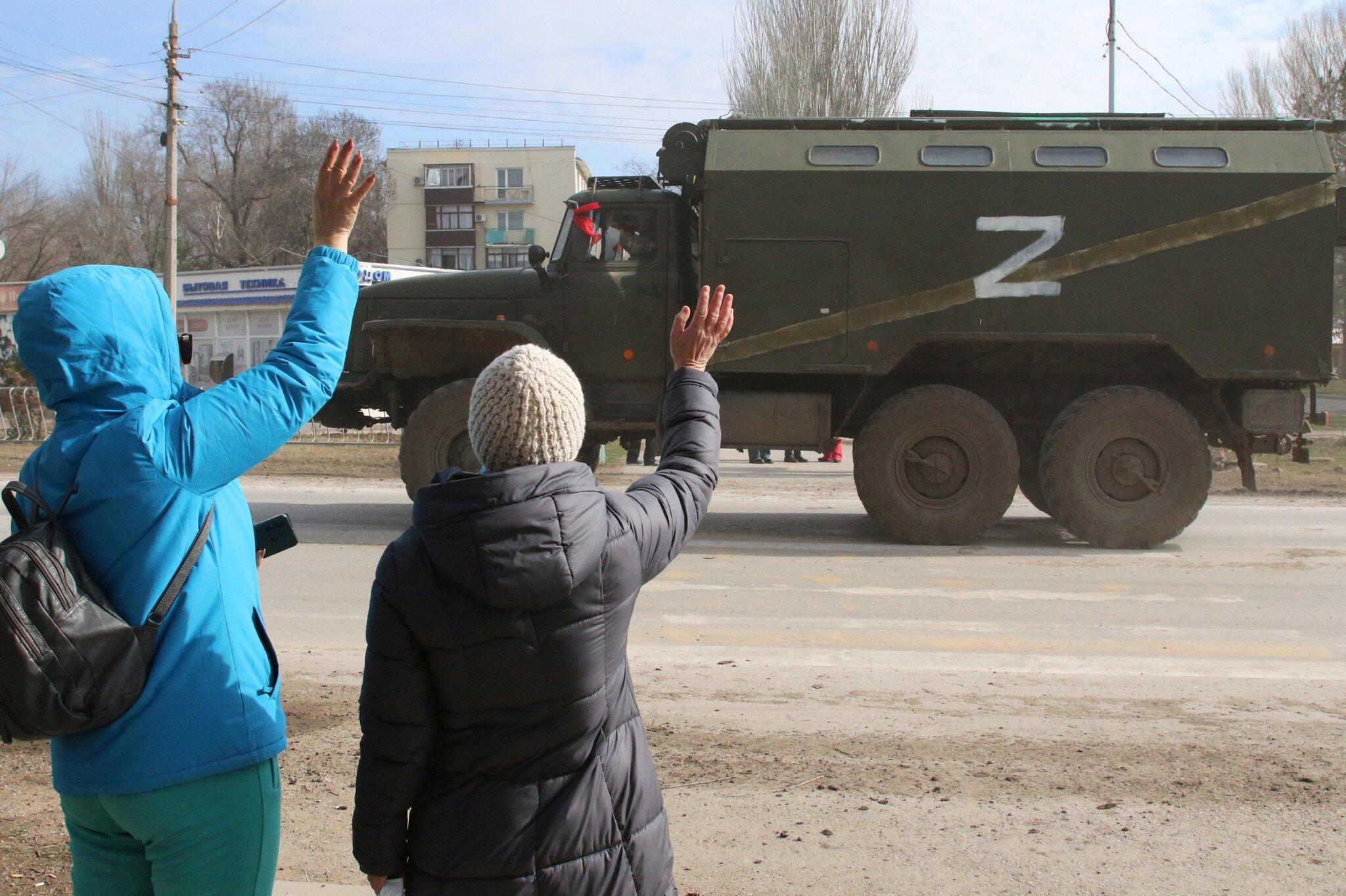 Các phương tiện quân sự Nga trên đường phố ở thị trấn Armyansk, Crimea. Ảnh: New York Times.