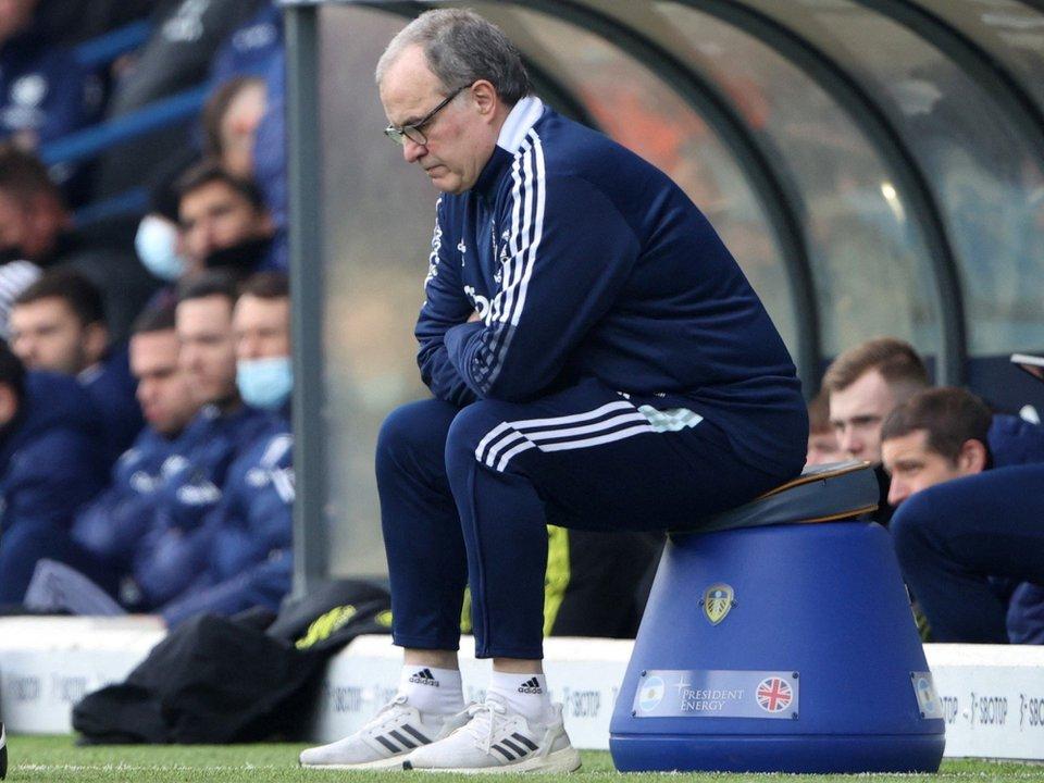 Sau 1353 ngày làm HLV Leeds United, ông Marcelo Bielsa đã bị ban lãnh đạo đội bóng sa thải. Ảnh: Reuters.