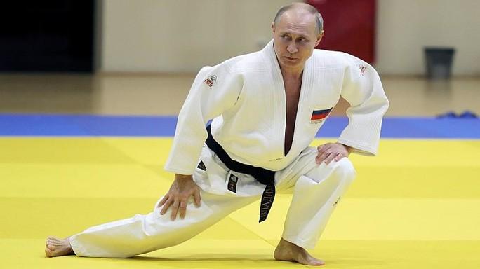 Ông Vladimir Putin tập luyện cùng tuyển judo Nga năm 2019.