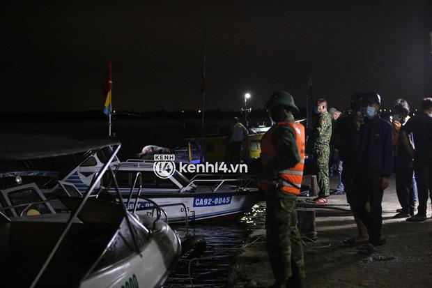 Người dân Hội An lập thùng tiền quyên góp, đội mưa tập trung trước nhà tang lễ chia buồn cùng gia đình các nạn nhân vụ chìm cano - Ảnh 9.