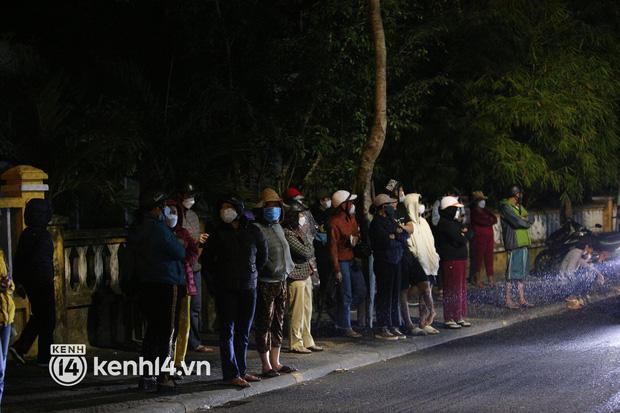 Người dân Hội An lập thùng tiền quyên góp, đội mưa tập trung trước nhà tang lễ chia buồn cùng gia đình các nạn nhân vụ chìm cano - Ảnh 8.