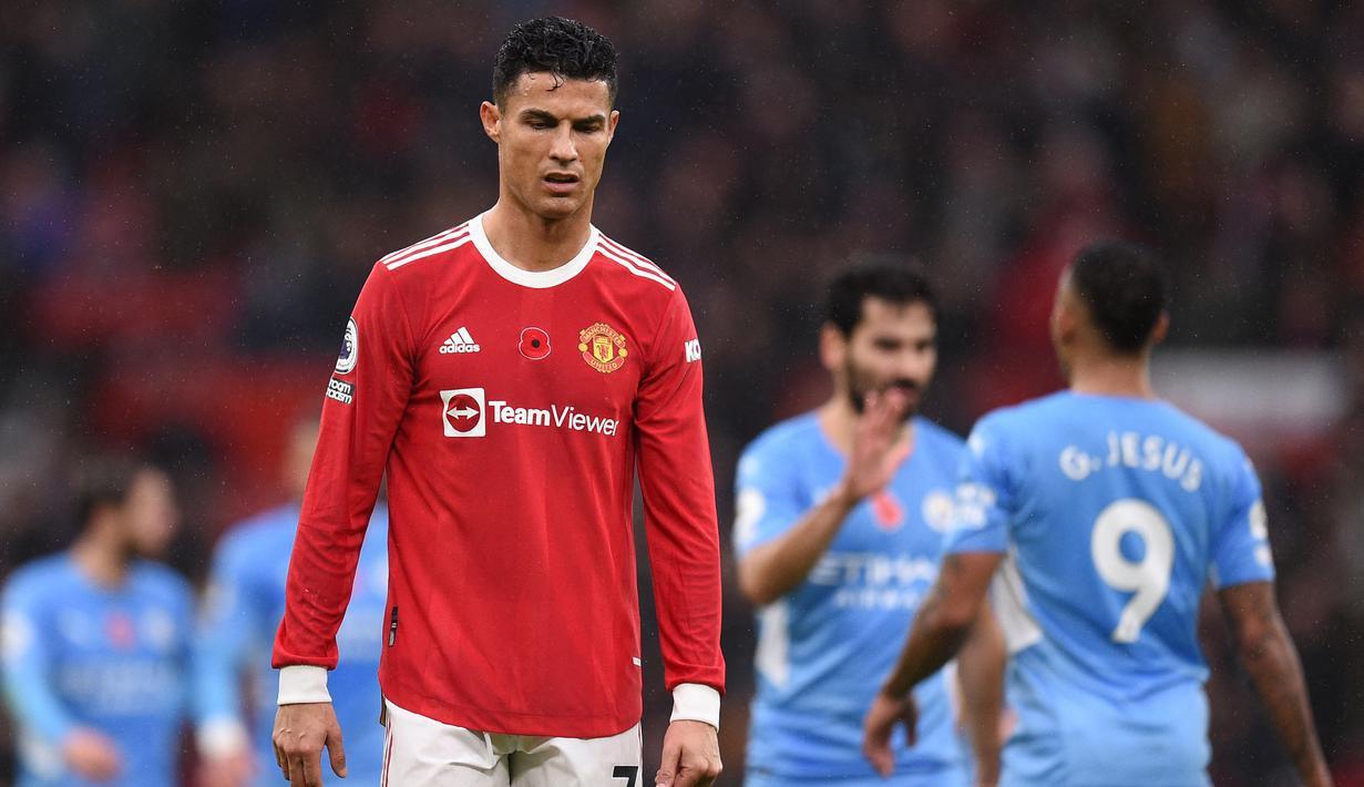 Cristiano Ronaldo bay về Bồ Đào Nha nghỉ ngơi chứ không nán lại cổ vũ Man United. Ảnh: Reuters.