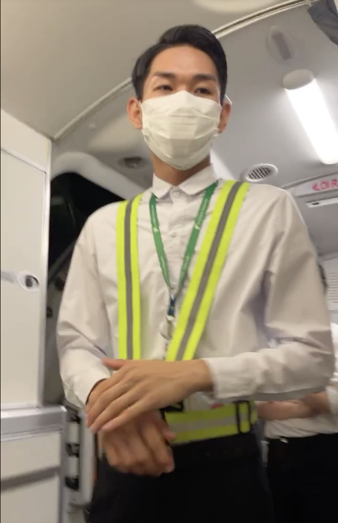 Hành khách bức xúc vì chuyến bay từ Côn Đảo về TP.HCM bị delay và nhân viên máy bay hăm dọa: 'Tắt điện, tắt điều hoà cho chết ngạt luôn' - 1 Hành khách bức xúc vì chuyến bay từ Côn Đảo về TP.HCM bị delay và nhân viên máy bay hăm dọa: 'Tắt điện, tắt điều hoà cho chết ngạt luôn' - 1