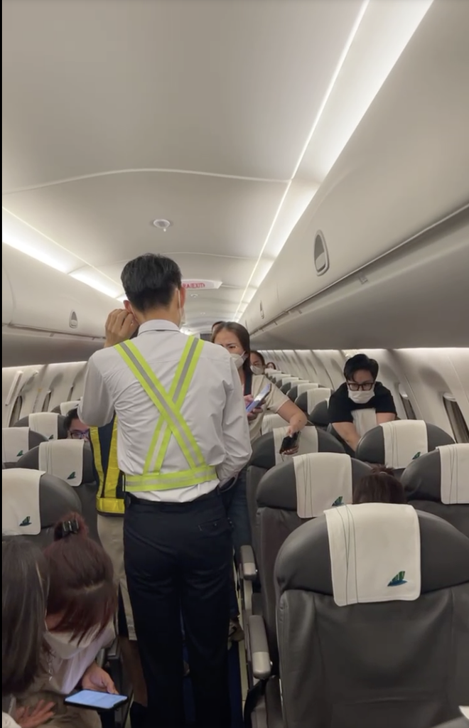 Hành khách bức xúc vì chuyến bay từ Côn Đảo về TP.HCM bị delay và nhân viên máy bay hăm dọa: 'Tắt điện, tắt điều hoà cho chết ngạt luôn' Hành khách bức xúc vì chuyến bay từ Côn Đảo về TP.HCM bị delay và nhân viên máy bay hăm dọa: 'Tắt điện, tắt điều hoà cho chết ngạt luôn'