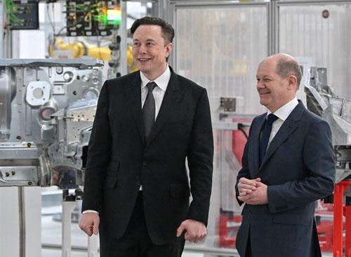 Tỉ phú người Mỹ Elon Musk (trái) là một trong những mục tiêu nhắm đến của đề xuất thuế mới của Tổng thống Joe Biden Ảnh: Reuter.