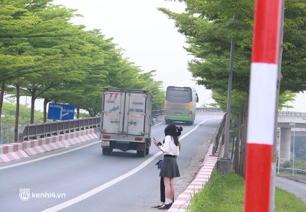 Hà Nội: Bất chấp nguy hiểm, nhiều người ra giữa đường chụp ảnh với hàng cây bàng lá nhỏ - Ảnh 10.