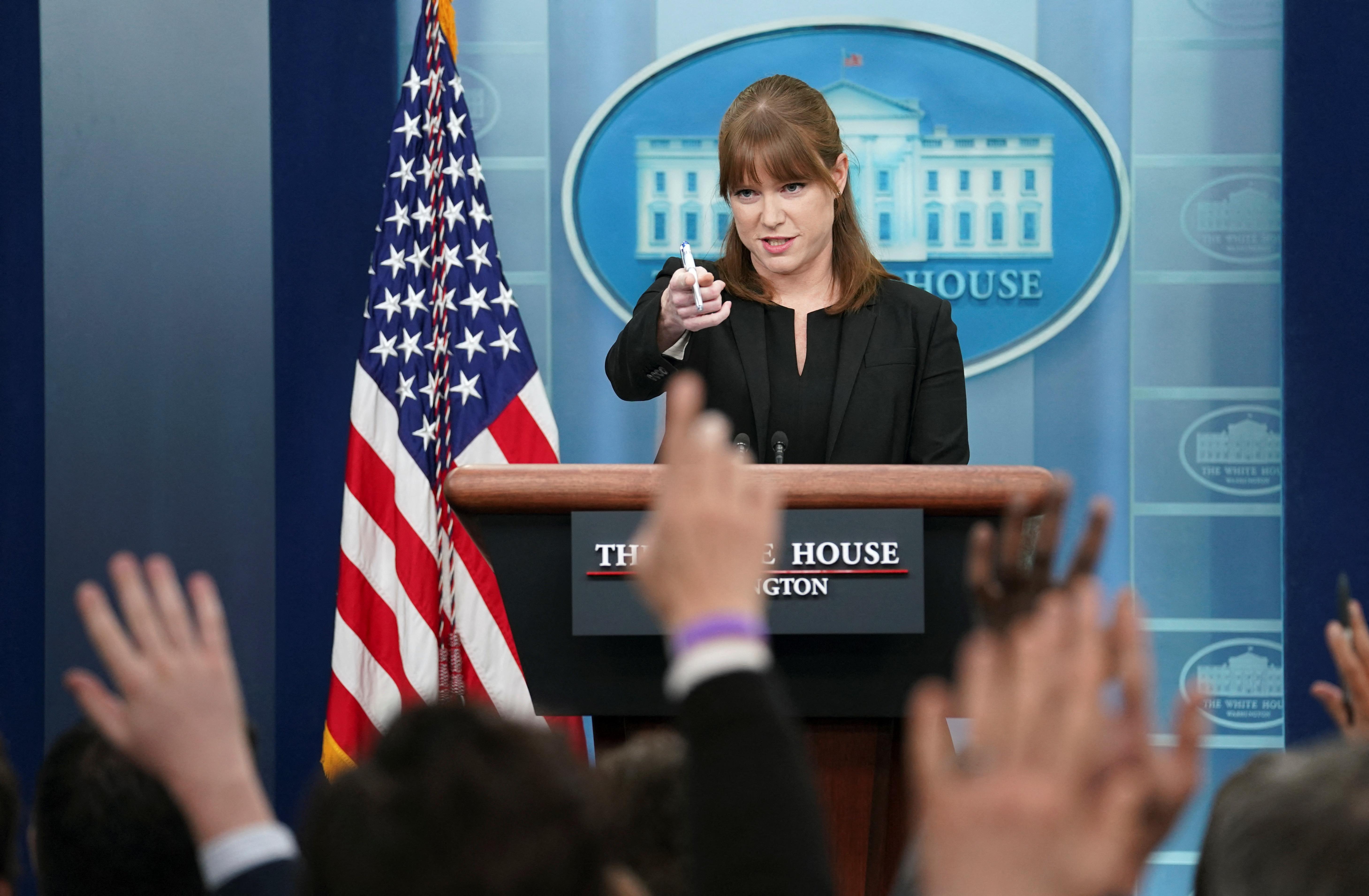 Giám đốc Truyền thông Nhà Trắng Kate Bedingfield trả lời phóng viên trong họp báo ngày 29/3. Ảnh: Reuters.