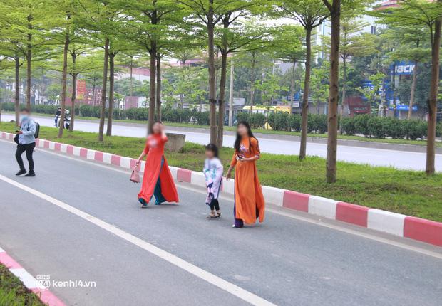 Hà Nội: Bất chấp nguy hiểm, nhiều người ra giữa đường chụp ảnh với hàng cây bàng lá nhỏ - Ảnh 13.