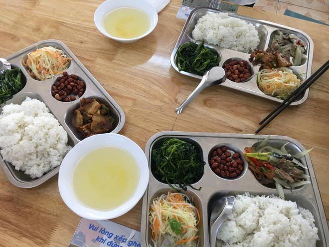 Xôn xao suất cơm 25.000 đồng trong canteen trường đại học ở Hà Nội: Toàn cơm, lèo tèo 2 miếng thịt nguội ngắt? - Ảnh 5.