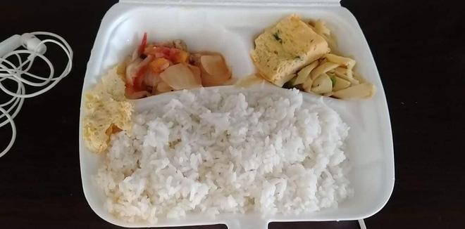 Xôn xao suất cơm 25.000 đồng trong canteen trường đại học ở Hà Nội: Toàn cơm, lèo tèo 2 miếng thịt nguội ngắt? - Ảnh 3.