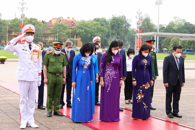 Lãnh đạo Đảng, Nhà nước viếng Chủ tịch Hồ Chí Minh nhân 47 năm Ngày thống nhất đất nước - Ảnh 5.