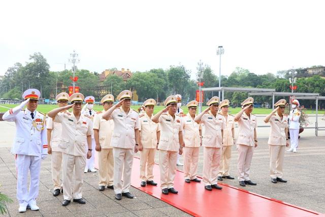 Lãnh đạo Đảng, Nhà nước viếng Chủ tịch Hồ Chí Minh nhân 47 năm Ngày thống nhất đất nước - Ảnh 4.