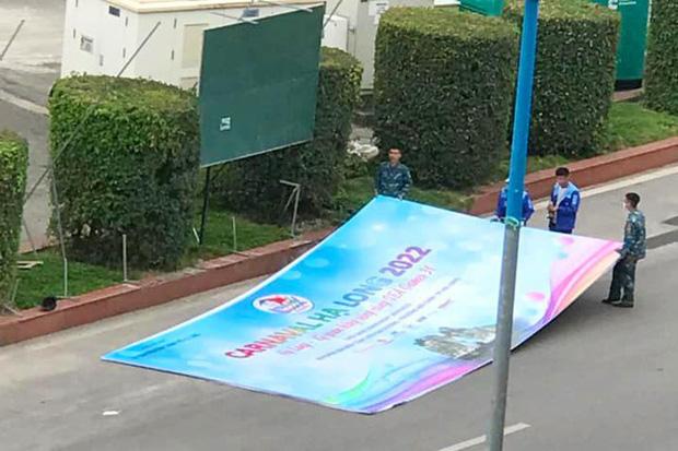 Tấm backgroud của Carnaval Hạ Long 2022 bị cho là lỗi phông nền.