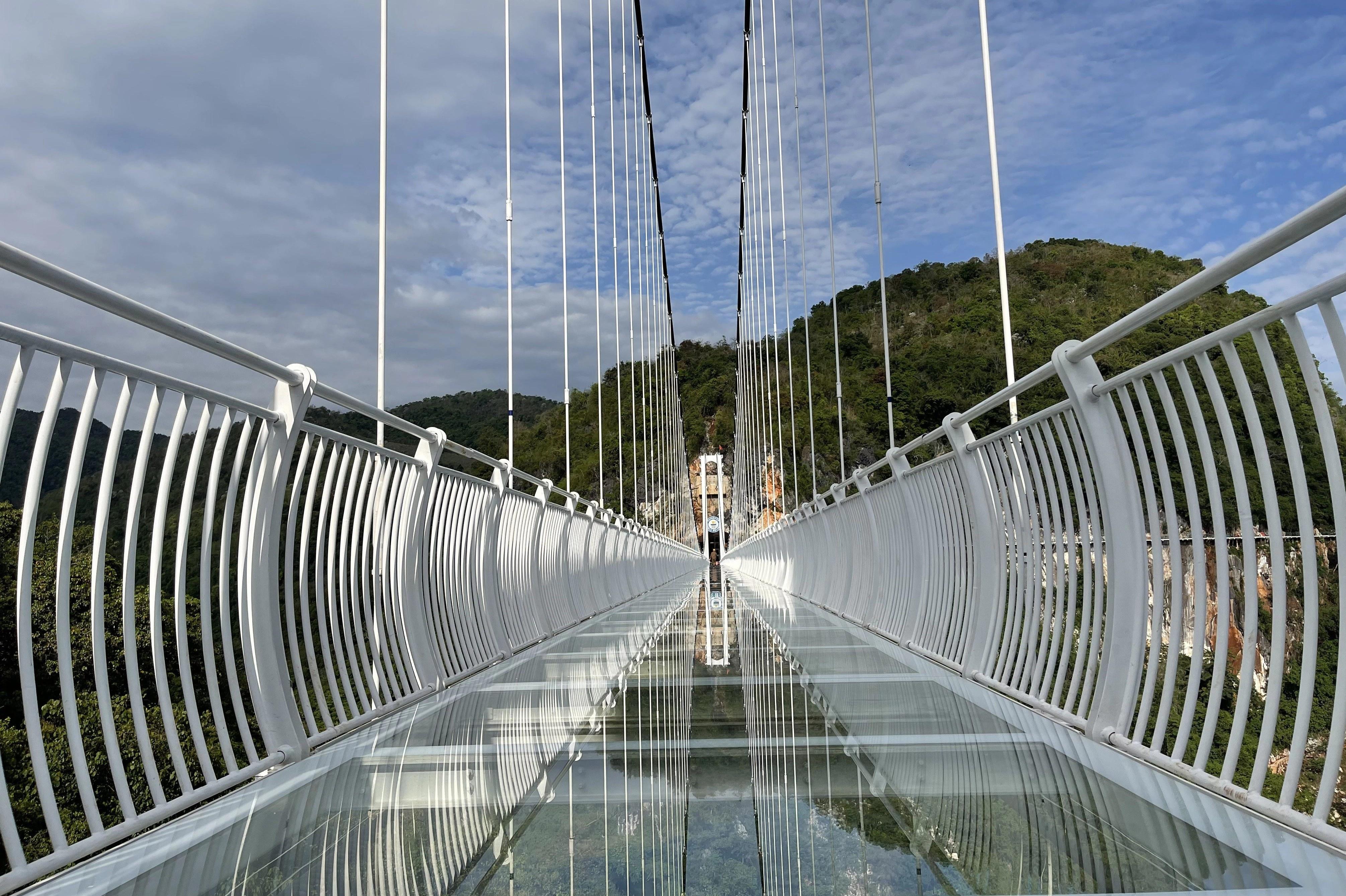 Cây cầu đang đợi được ghi danh "cầu kính đi bộ dài nhất thế giới" vào sách Kỷ lục Guinness thế giới. Ảnh: Mộc Châu Island.