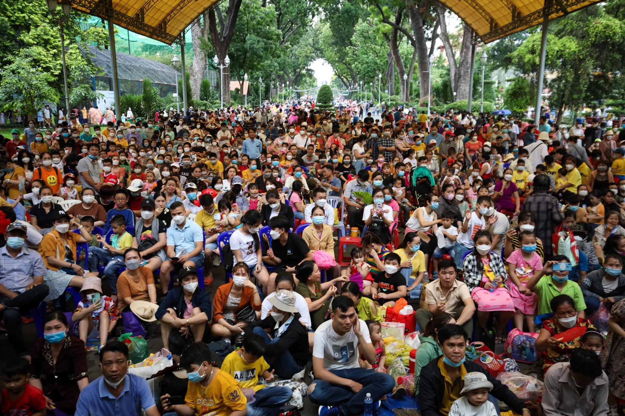 du lịch 30/4 ảnh 4 Phụ huynh và trẻ nhỏ ngồi kín sân, chăm chú xem chương trình ở Thảo Cầm Viên. Ảnh: Phương Lâm.