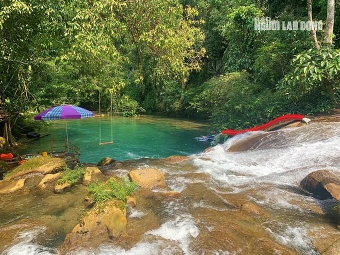 Quảng Bình: Hai khu du lịch hoạt động chui giữa rừng phòng hộ - Ảnh 1. Suối Chà Cùng ở xã Trường Sơn, huyện Quảng Ninh.