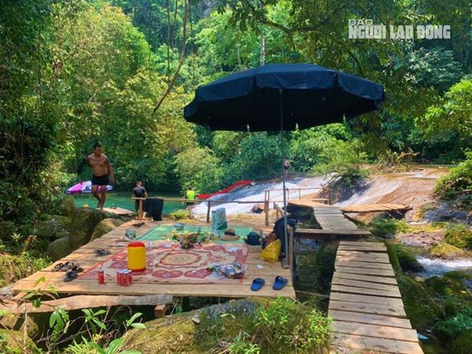 Quảng Bình: Hai khu du lịch hoạt động chui giữa rừng phòng hộ - Ảnh 2. Dòng suối Chà Cùng này được một số người dân địa phương lập khu du lịch tự phát.