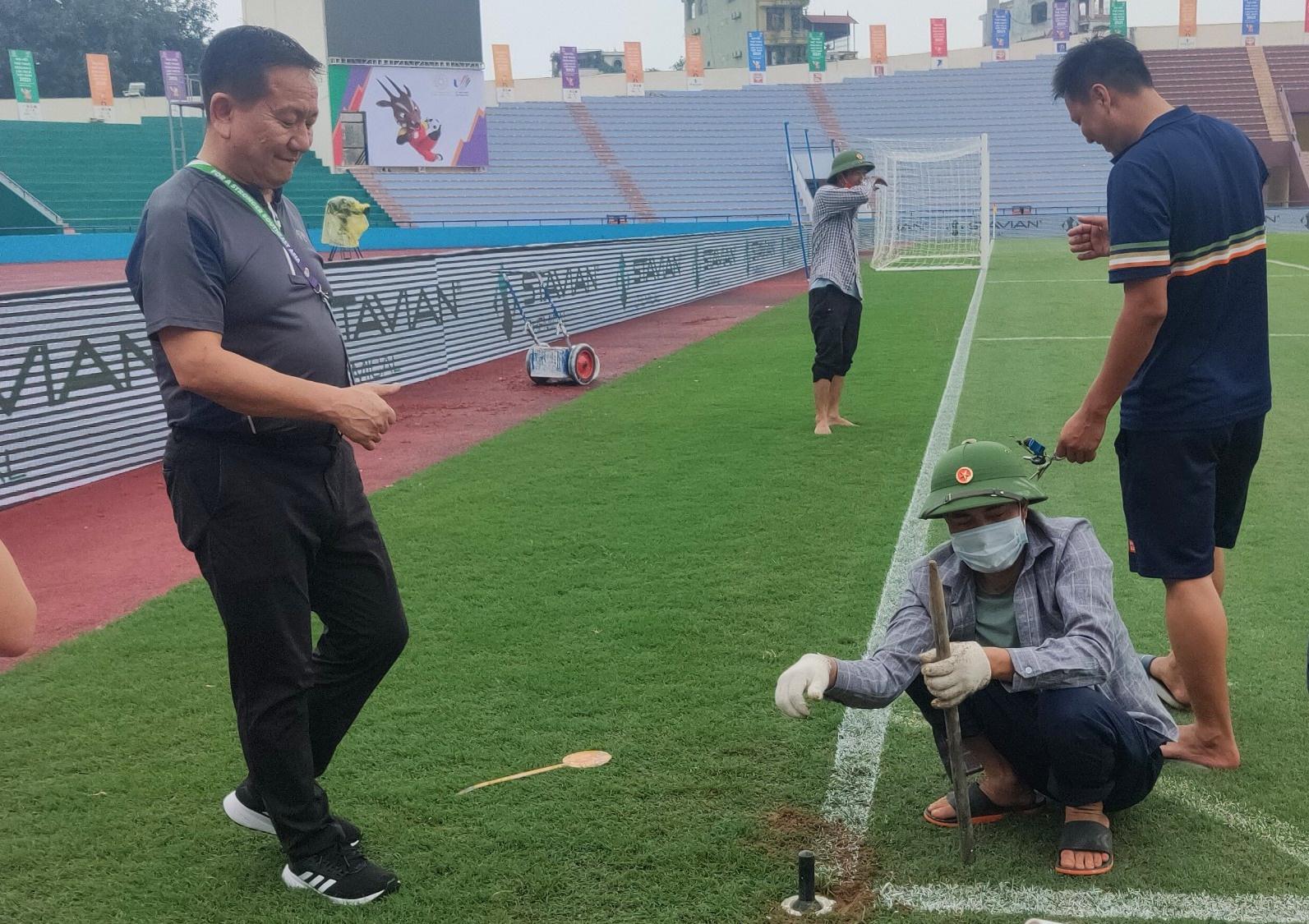 Ông Mindu Dorji kiểm tra từng chi tiết nhỏ nhất trước giờ bóng lăn. Ảnh: Quang Thịnh.