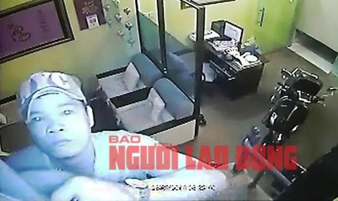 Kẻ trộm vừa sa lưới từng trộm những đâu ở quận 3? - Ảnh 3. Hùng mở cốp xe lấy nón đội rồi lấy nhiều thứ khác