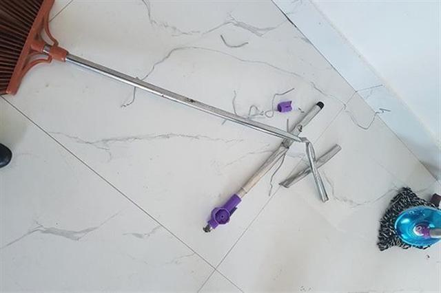 Khởi tố dì ruột dùng chổi sắt đánh cháu 4 tuổi nhập viện vì lười ăn - Ảnh 2. Chổi sắt Huyền dùng để đánh cháu T.