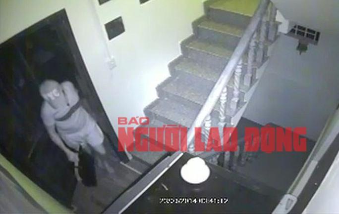 Kẻ trộm vừa sa lưới từng trộm những đâu ở quận 3? - Ảnh 4. Lên phòng lấy đồ rồi trở xuống lấy xe