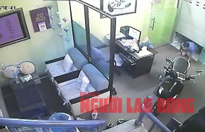 Kẻ trộm vừa sa lưới từng trộm những đâu ở quận 3? - Ảnh 2. Lương Mạnh Hùng đột nhập vào nhà giáo sư Huỳnh Văn Sơn lúc rạng sáng