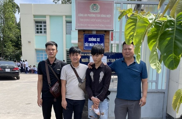 Công an quận Đồ Sơn bắt đối tượng Nguyễn Huy Hiếu (thứ 3 từ trái sang) tại tỉnh Bình Dương. Ảnh: Công an TP.Hải Phòng.