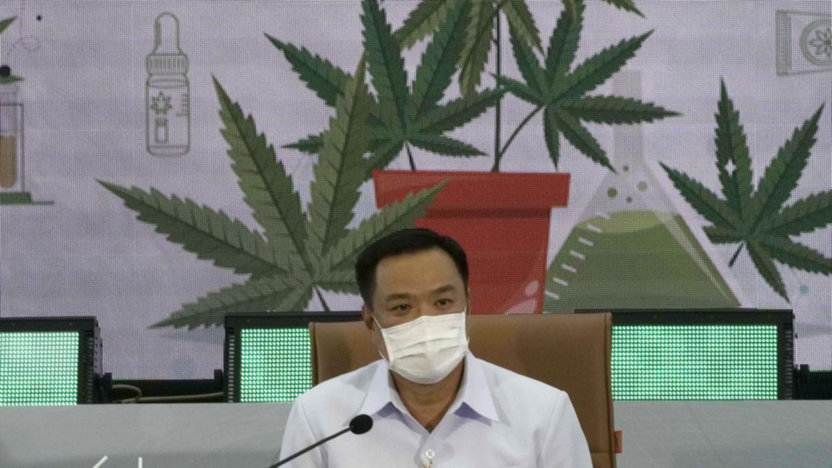 ​ Bộ trưởng Y tế Thái Lan Anutin Charnvirakul (Ảnh: AP).