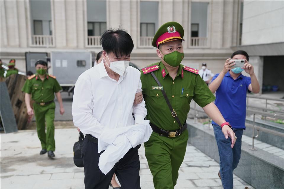 Cựu Thứ trưởng Trương Quốc Cường bị dẫn giải vào phòng xử. Ảnh: V.D