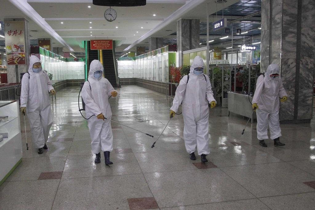 Xịt khử trùng tại sân bay Bình Nhưỡng, Triều Tiên, ngày 1/2/2020. Ảnh: AP.
