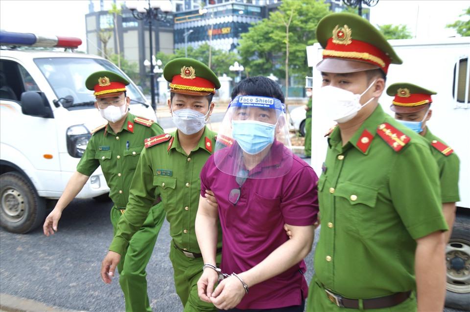 Trước đó ít phút, Nguyễn Minh Hùng - cựu Chủ tịch, cựu Tổng Giám đốc VN Pharma bị đưa đến toà, dẫn vào phòng xét xử. Ảnh: V.D