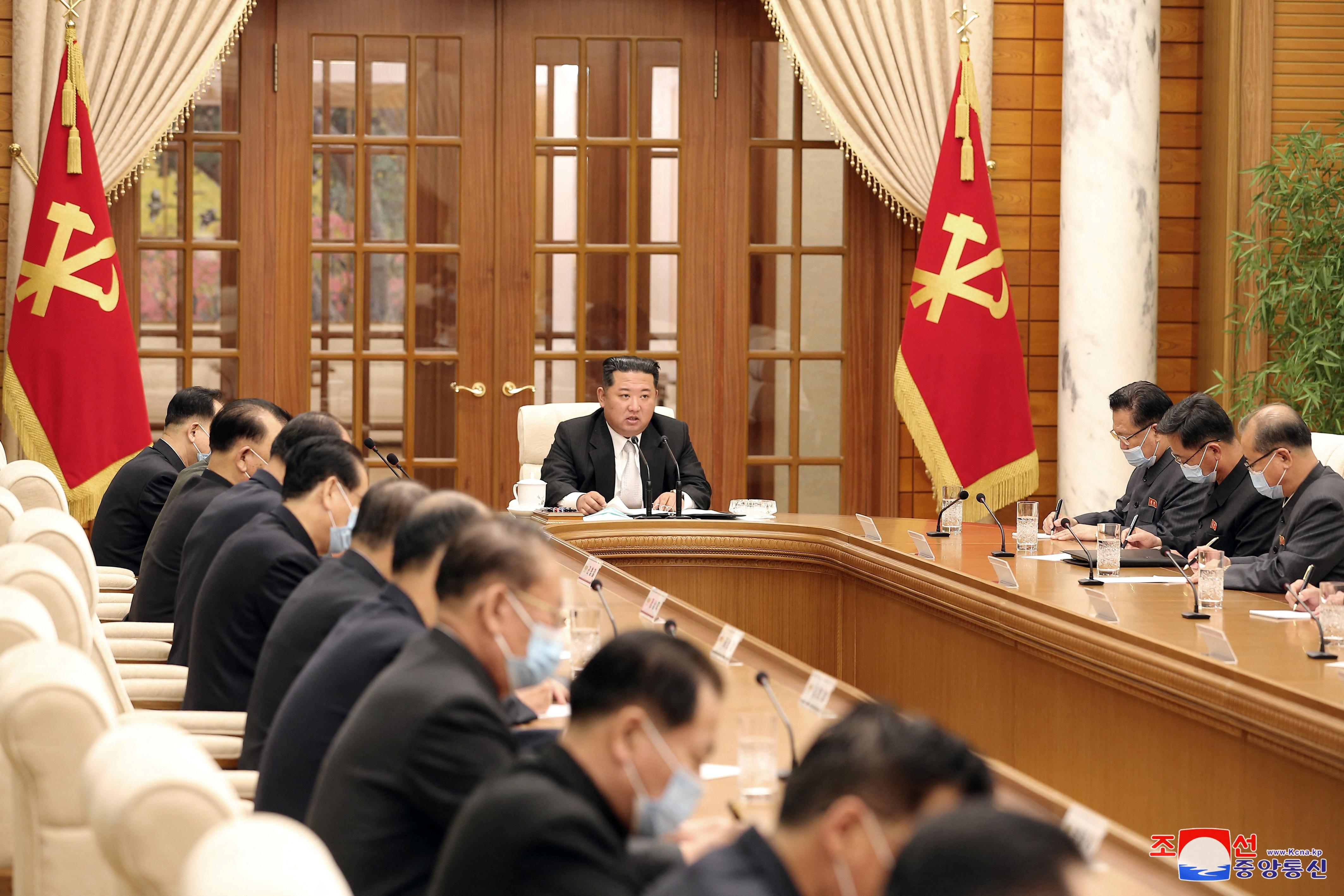 Nhà lãnh đạo Triều Tiên Kim Jong Un chủ trì cuộc họp của về phản ứng trước đợt bùng phát dịch Covid-19 đầu tiên ở nước này, ngày 12/5. Ảnh: KCNA.