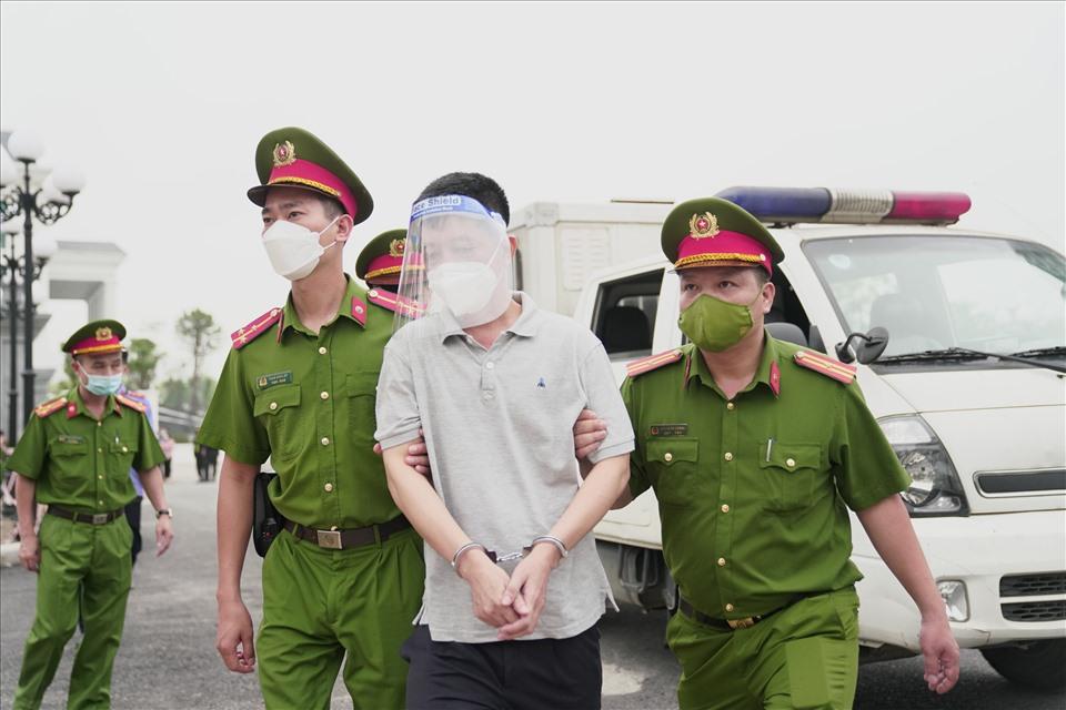 Theo cáo buộc, các bị cáo cấu kết với nhau để làm giả, nhập khẩu lô thuốc chữa bệnh giả nhãn mác Health Canada 2000, để bán cho các doanh nghiệp, bệnh viện, thu lời hàng chục tỉ đồng. Ảnh: V.D