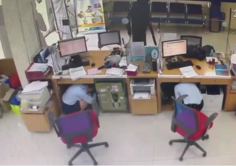 Cướp ngân hàng ở Hải Phòng: Chưa cướp được tiền… án nào đón đợi? - Hình 2 Hình ảnh camera ghi lại khi tên cướp đột nhập ngân hàng.