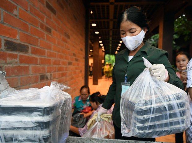 Hàng nghìn du khách thập phương đội mưa dự lễ Phật Đản tại ngôi chùa lớn nhất thế giới - Ảnh 13.