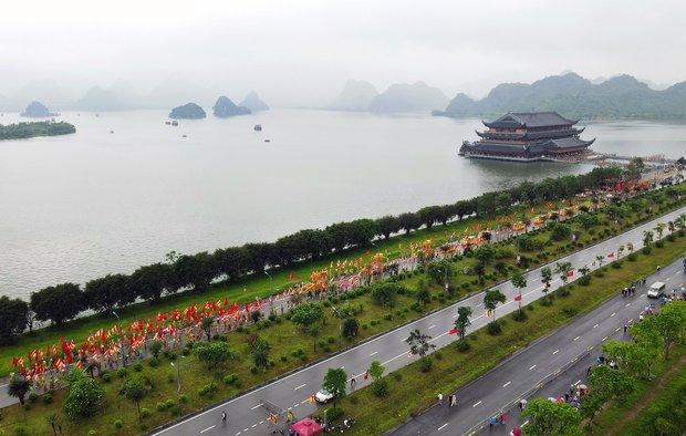 Hàng nghìn du khách thập phương đội mưa dự lễ Phật Đản tại ngôi chùa lớn nhất thế giới - Ảnh 8.
