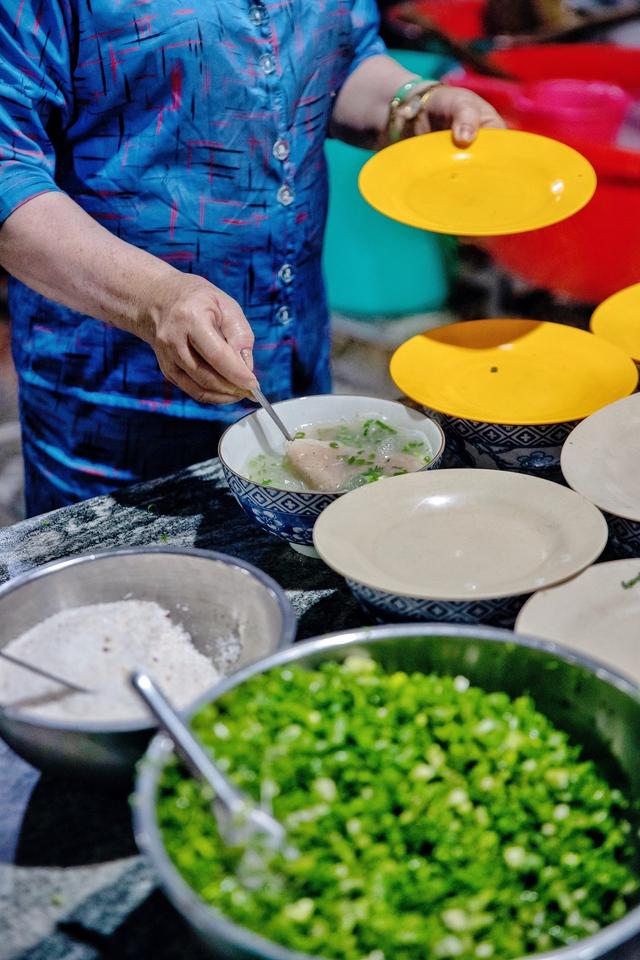 Món bún quậy nức tiếng Phú Quốc luôn gây tranh cãi giữa ngon và khó ăn, nhưng mấy ai biết bà chủ mất 10 năm để hoàn chỉnh hương vị chuẩn - Ảnh 5.