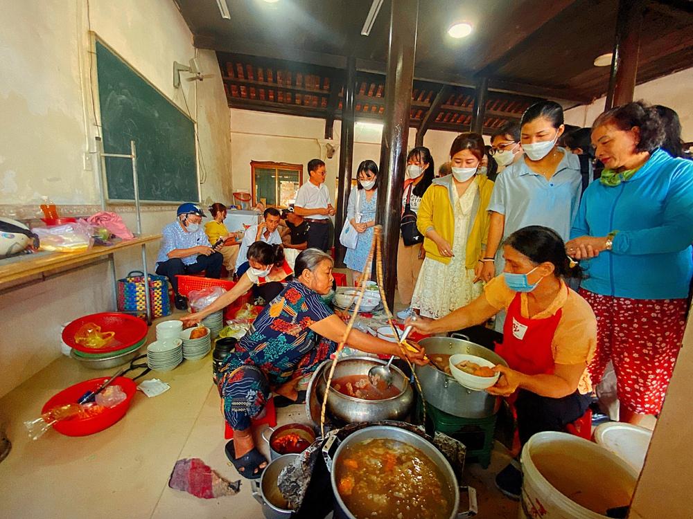 Nhiều người sẵn sàng chờ đợi để được nếm thử hương vị của tô bún chuẩn vị.