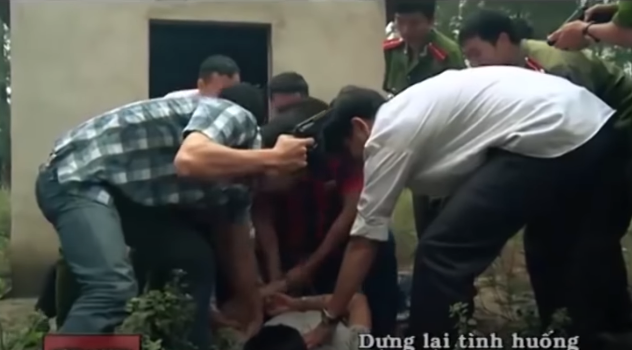 Hành trình phá án: Cuộc đấu súng trong rừng với kẻ tống tiền 1,7 tỷ - 12 Hành trình phá án: Cuộc đấu súng trong rừng với kẻ tống tiền 1,7 tỷ - 12